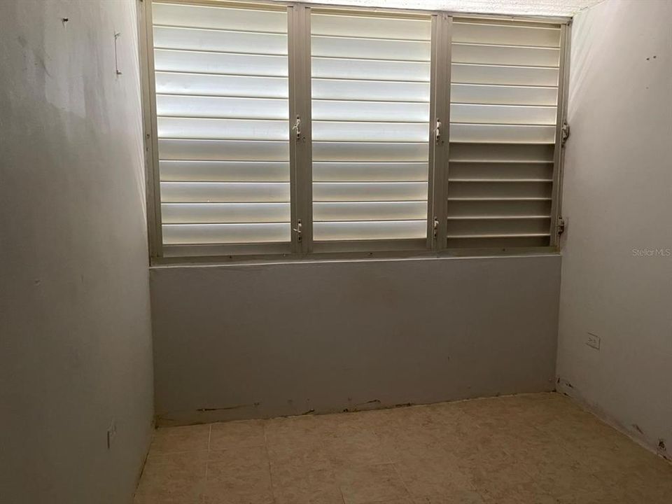 For Sale: $80,000 (3 beds, 1 baths, 907 Square Feet)