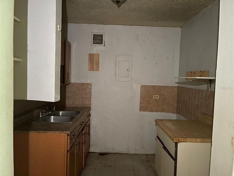 For Sale: $80,000 (3 beds, 1 baths, 907 Square Feet)