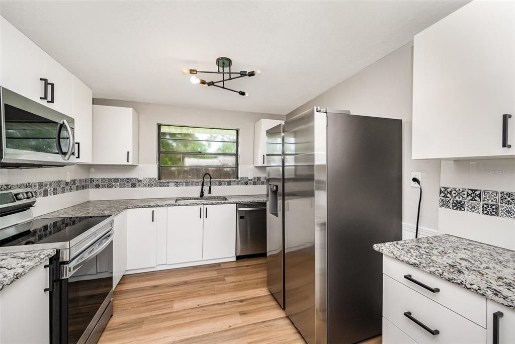 На продажу: $200,000 (2 спален, 1 ванн, 1096 Квадратных фут)