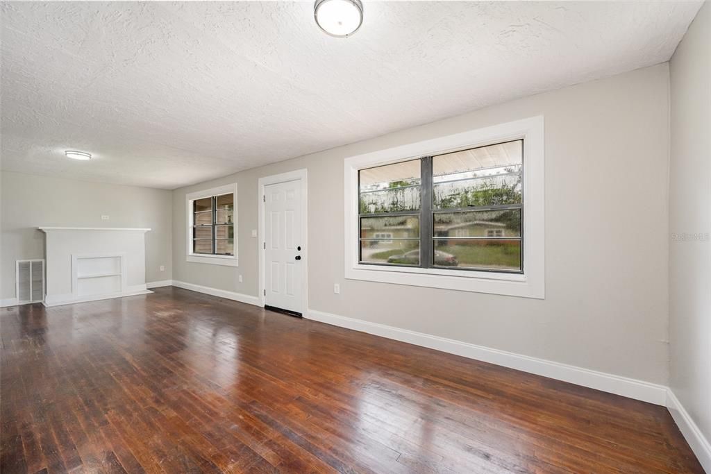 На продажу: $200,000 (2 спален, 1 ванн, 1096 Квадратных фут)