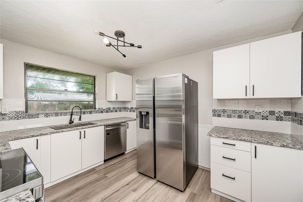 На продажу: $200,000 (2 спален, 1 ванн, 1096 Квадратных фут)