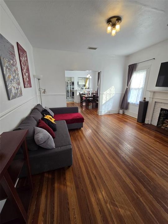 For Sale: $450,000 (2 beds, 1 baths, 1004 Square Feet)