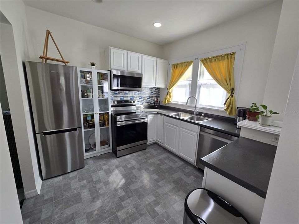 For Sale: $450,000 (2 beds, 1 baths, 1004 Square Feet)