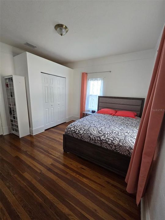 For Sale: $450,000 (2 beds, 1 baths, 1004 Square Feet)