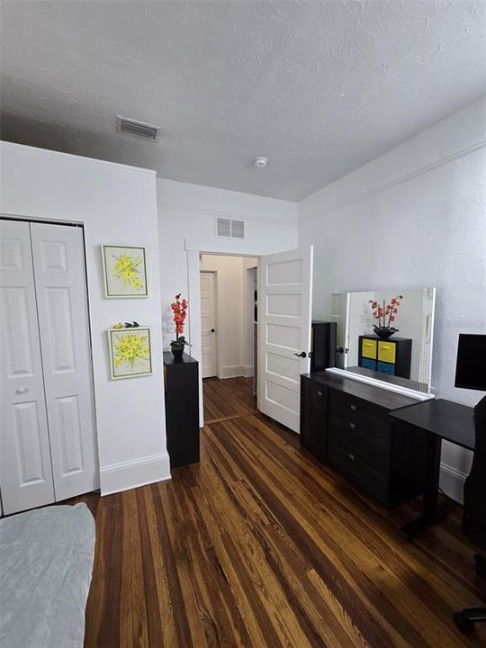 For Sale: $450,000 (2 beds, 1 baths, 1004 Square Feet)