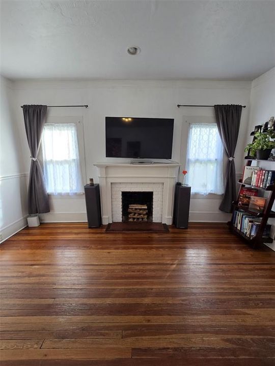 For Sale: $450,000 (2 beds, 1 baths, 1004 Square Feet)