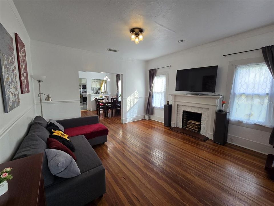 For Sale: $450,000 (2 beds, 1 baths, 1004 Square Feet)