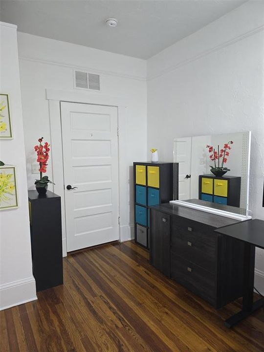 For Sale: $450,000 (2 beds, 1 baths, 1004 Square Feet)