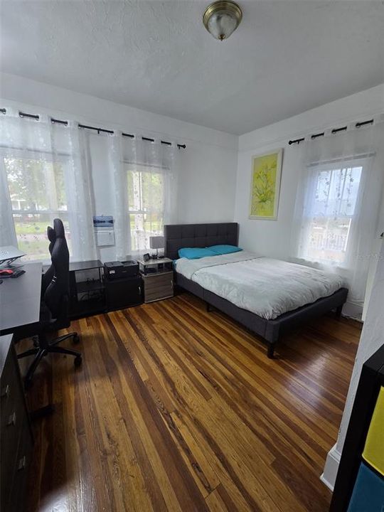 For Sale: $450,000 (2 beds, 1 baths, 1004 Square Feet)