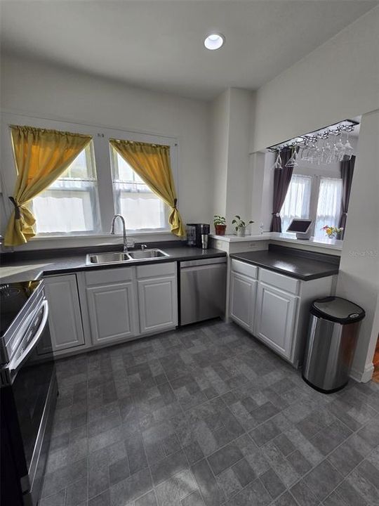 For Sale: $450,000 (2 beds, 1 baths, 1004 Square Feet)