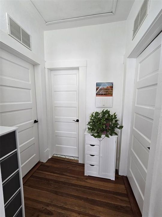 For Sale: $450,000 (2 beds, 1 baths, 1004 Square Feet)