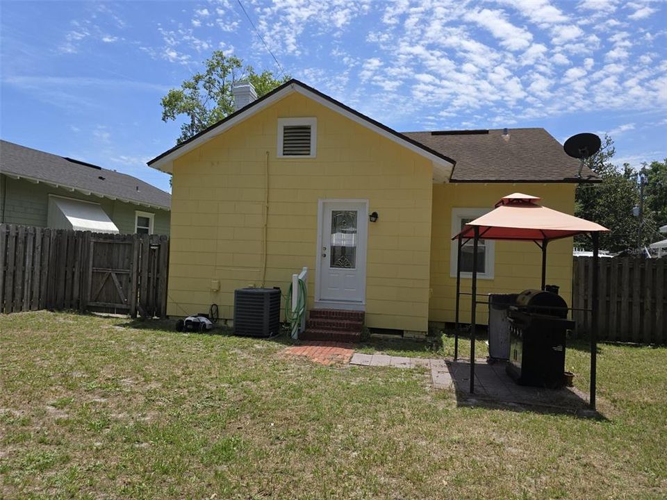 For Sale: $450,000 (2 beds, 1 baths, 1004 Square Feet)