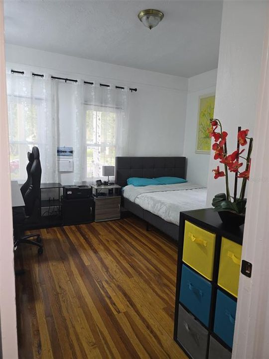 For Sale: $450,000 (2 beds, 1 baths, 1004 Square Feet)