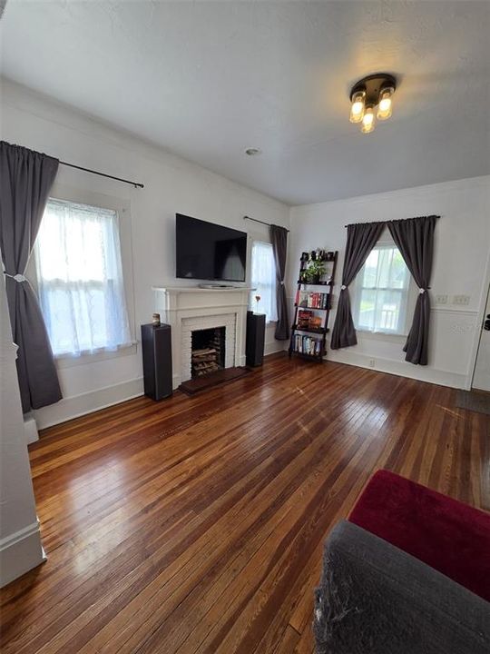 For Sale: $450,000 (2 beds, 1 baths, 1004 Square Feet)