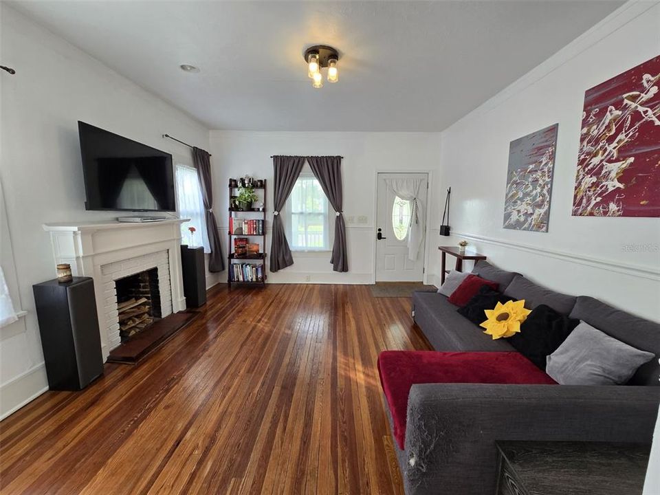 For Sale: $450,000 (2 beds, 1 baths, 1004 Square Feet)