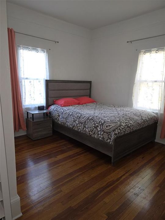 For Sale: $450,000 (2 beds, 1 baths, 1004 Square Feet)