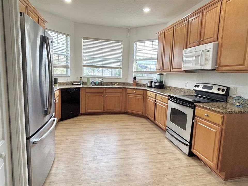 Под контрактом: $370,000 (4 спален, 3 ванн, 1861 Квадратных фут)