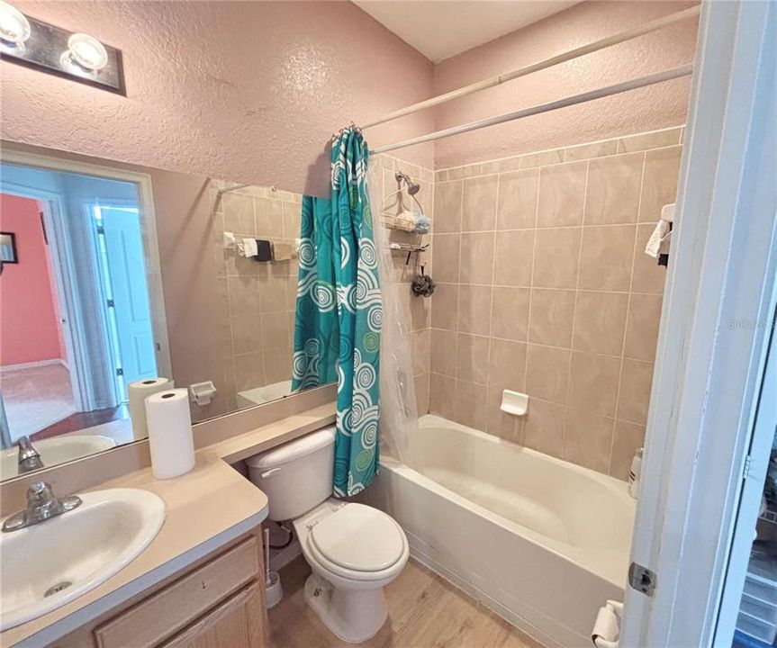 Под контрактом: $370,000 (4 спален, 3 ванн, 1861 Квадратных фут)