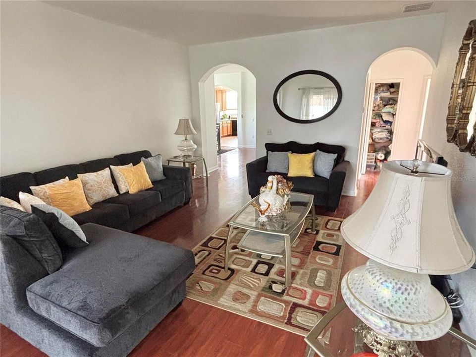 Под контрактом: $370,000 (4 спален, 3 ванн, 1861 Квадратных фут)