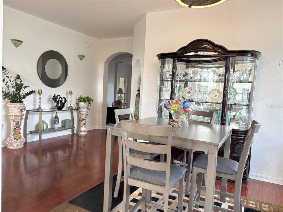 Под контрактом: $370,000 (4 спален, 3 ванн, 1861 Квадратных фут)