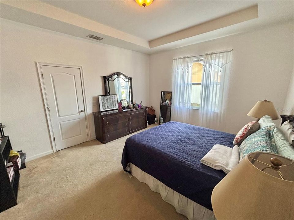 Под контрактом: $370,000 (4 спален, 3 ванн, 1861 Квадратных фут)