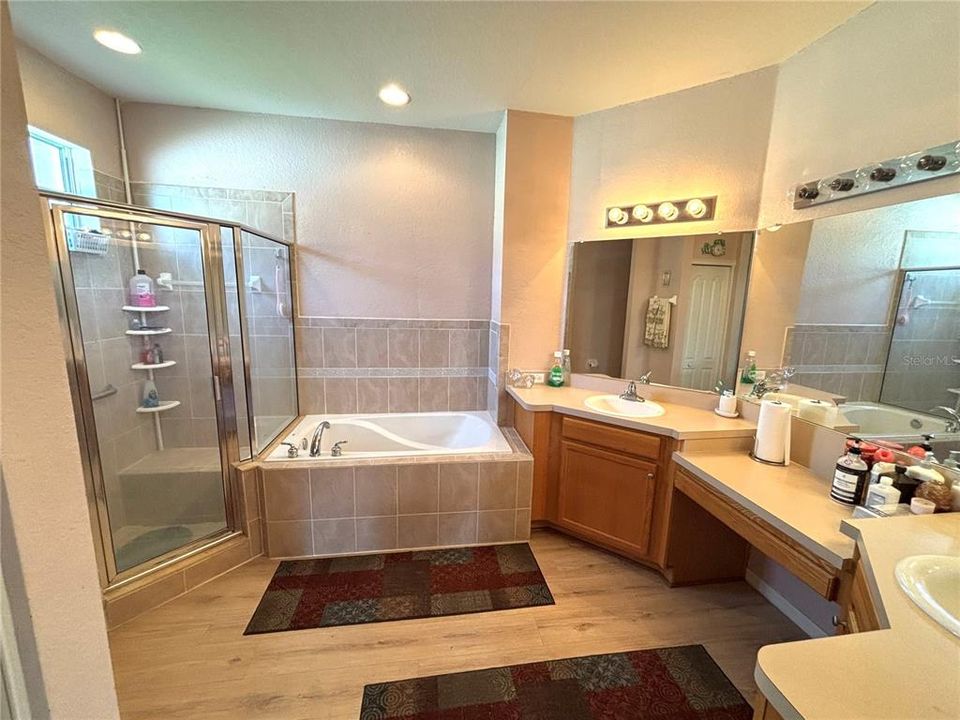 Под контрактом: $370,000 (4 спален, 3 ванн, 1861 Квадратных фут)