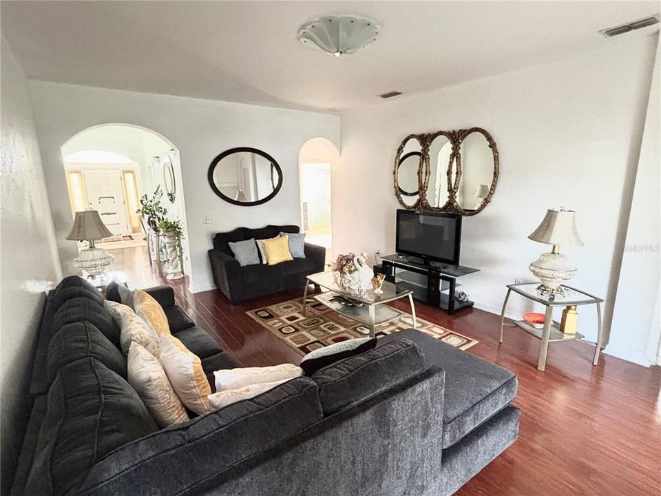 Под контрактом: $370,000 (4 спален, 3 ванн, 1861 Квадратных фут)