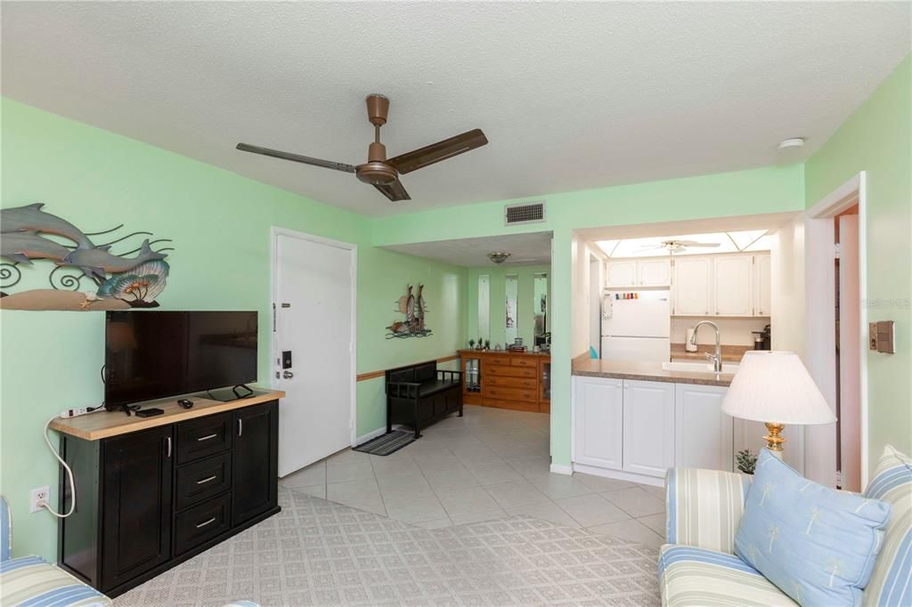 待售: $99,000 (1 贝兹, 1 浴室, 732 平方英尺)