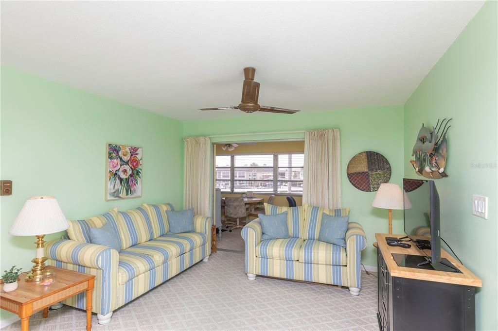 待售: $99,000 (1 贝兹, 1 浴室, 732 平方英尺)