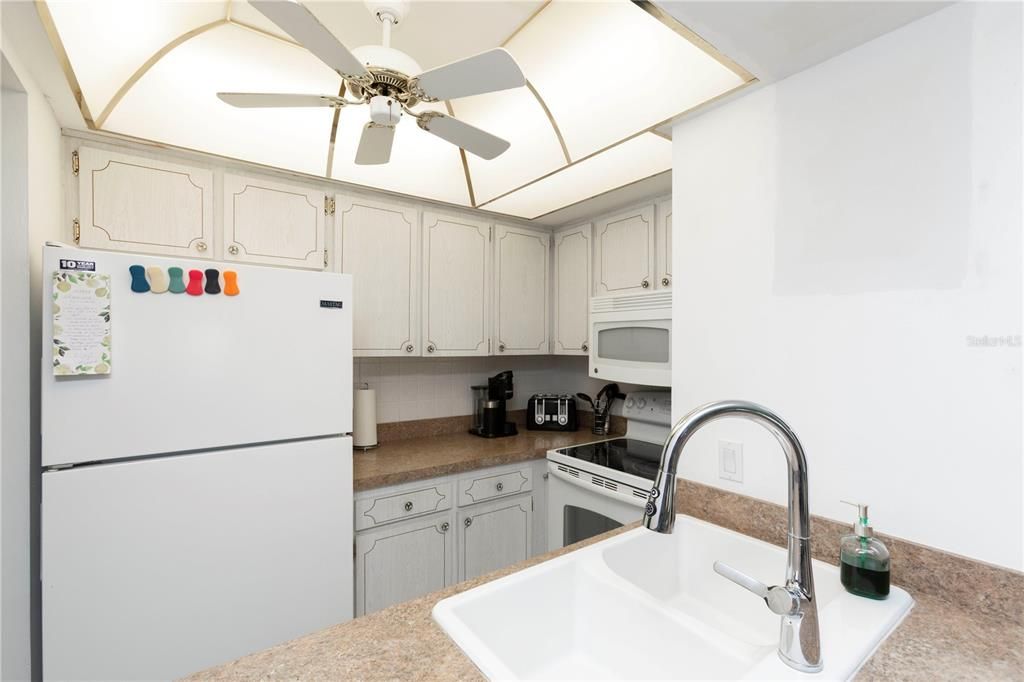 待售: $99,000 (1 贝兹, 1 浴室, 732 平方英尺)