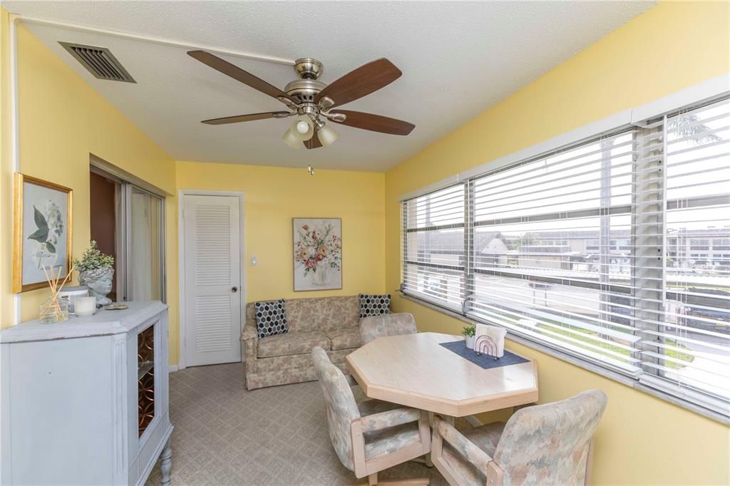 待售: $99,000 (1 贝兹, 1 浴室, 732 平方英尺)