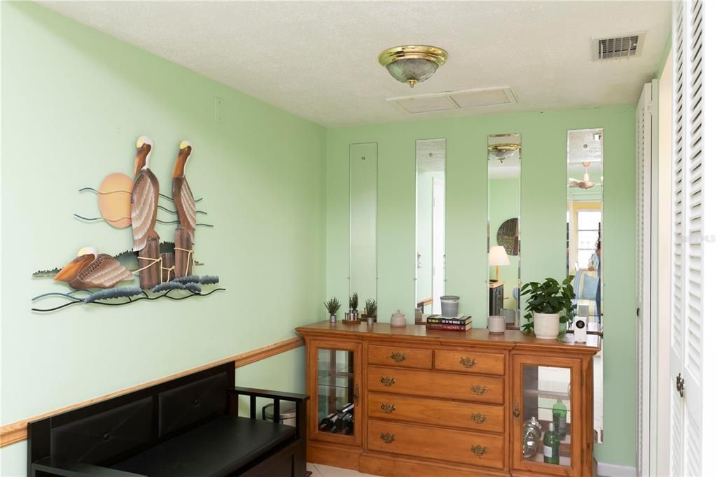 待售: $99,000 (1 贝兹, 1 浴室, 732 平方英尺)