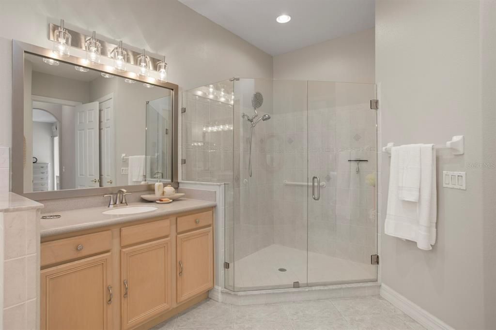 合同活跃: $700,000 (4 贝兹, 3 浴室, 3689 平方英尺)