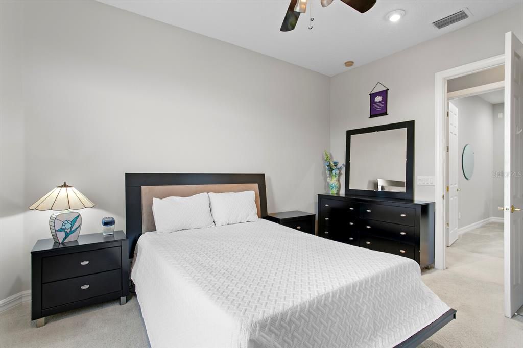 合同活跃: $700,000 (4 贝兹, 3 浴室, 3689 平方英尺)