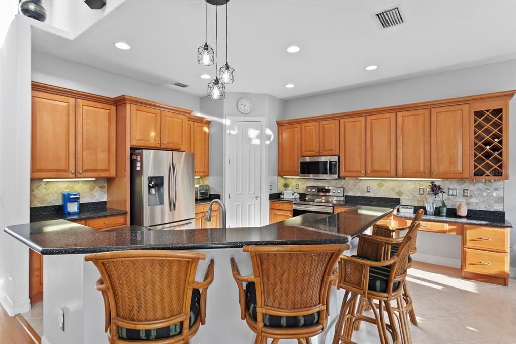 合同活跃: $700,000 (4 贝兹, 3 浴室, 3689 平方英尺)