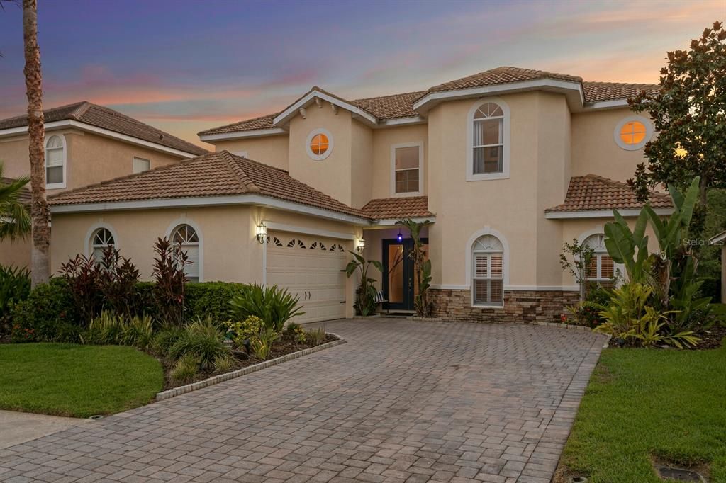 合同活跃: $700,000 (4 贝兹, 3 浴室, 3689 平方英尺)