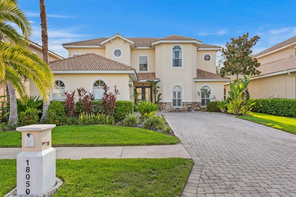 合同活跃: $700,000 (4 贝兹, 3 浴室, 3689 平方英尺)