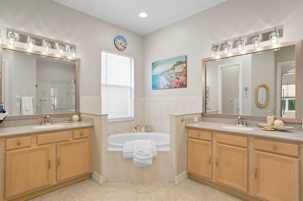 合同活跃: $700,000 (4 贝兹, 3 浴室, 3689 平方英尺)