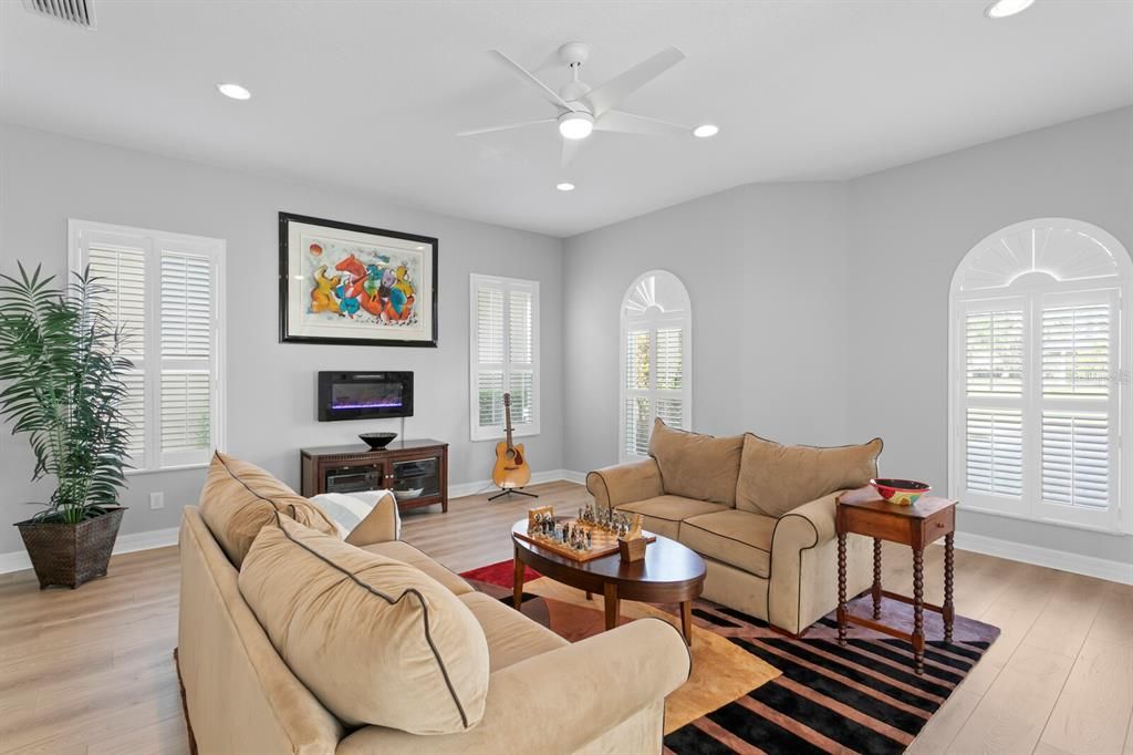 合同活跃: $700,000 (4 贝兹, 3 浴室, 3689 平方英尺)