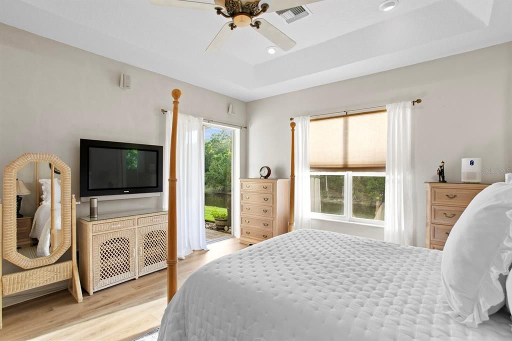 合同活跃: $700,000 (4 贝兹, 3 浴室, 3689 平方英尺)