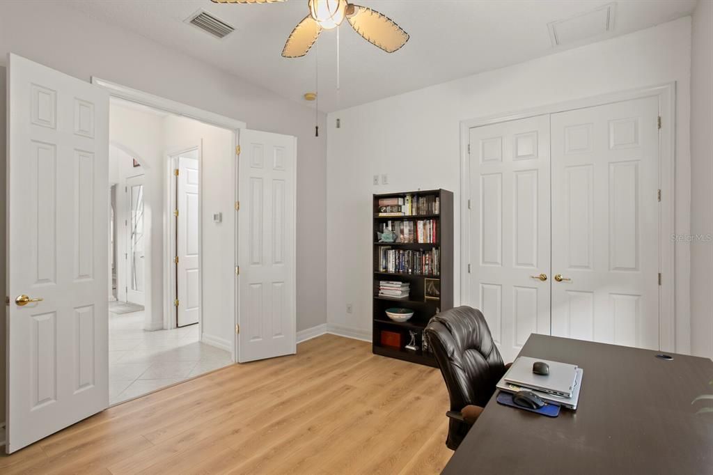 合同活跃: $700,000 (4 贝兹, 3 浴室, 3689 平方英尺)