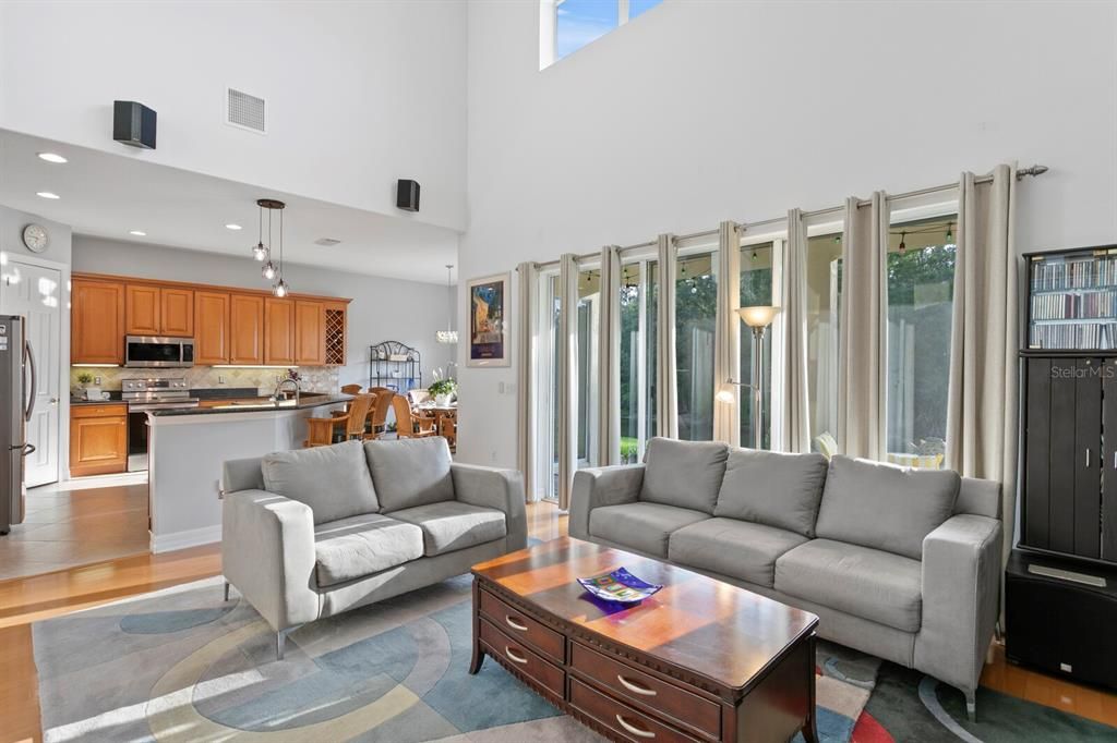 合同活跃: $700,000 (4 贝兹, 3 浴室, 3689 平方英尺)