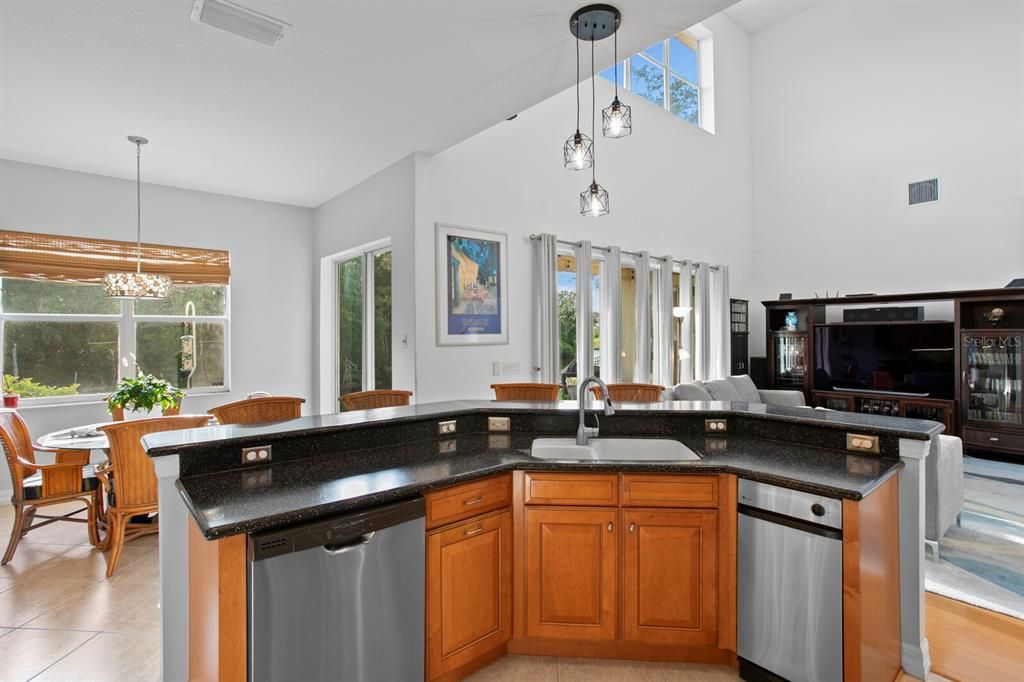 合同活跃: $700,000 (4 贝兹, 3 浴室, 3689 平方英尺)