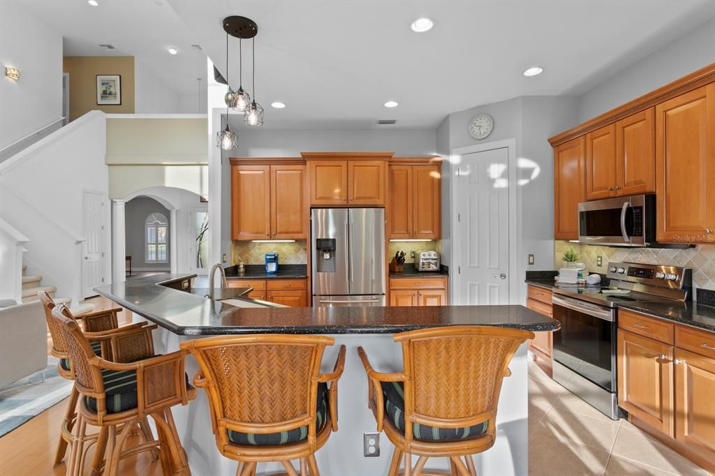 合同活跃: $700,000 (4 贝兹, 3 浴室, 3689 平方英尺)