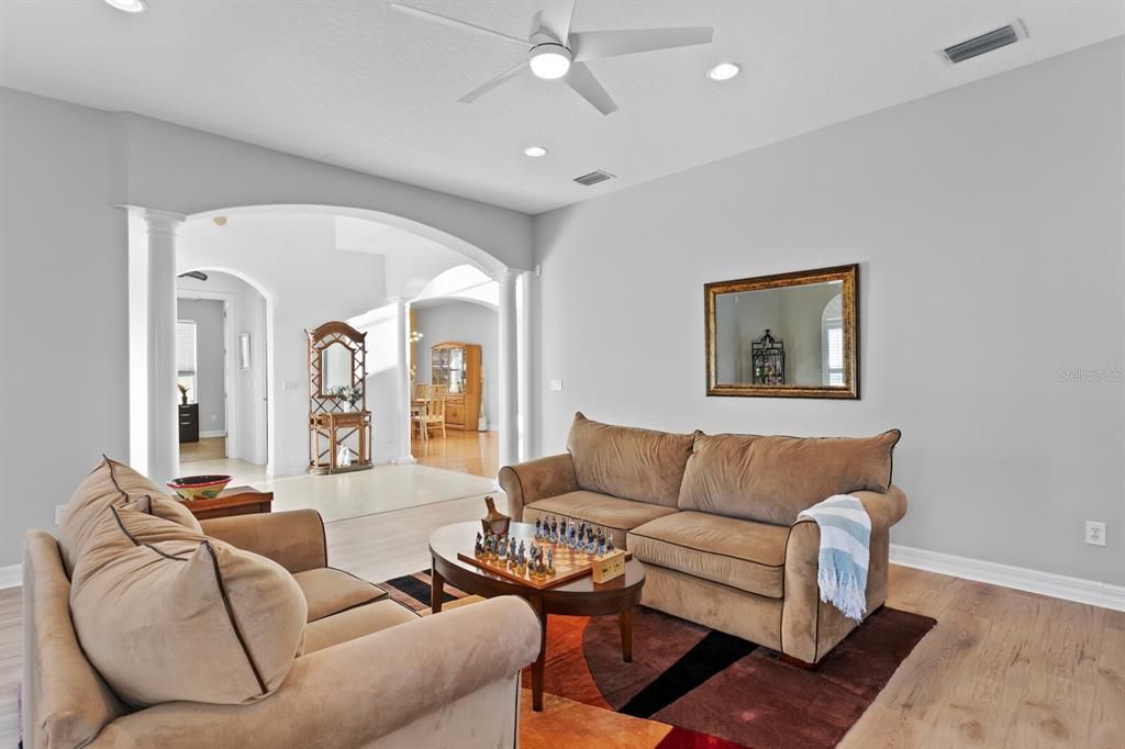 合同活跃: $700,000 (4 贝兹, 3 浴室, 3689 平方英尺)