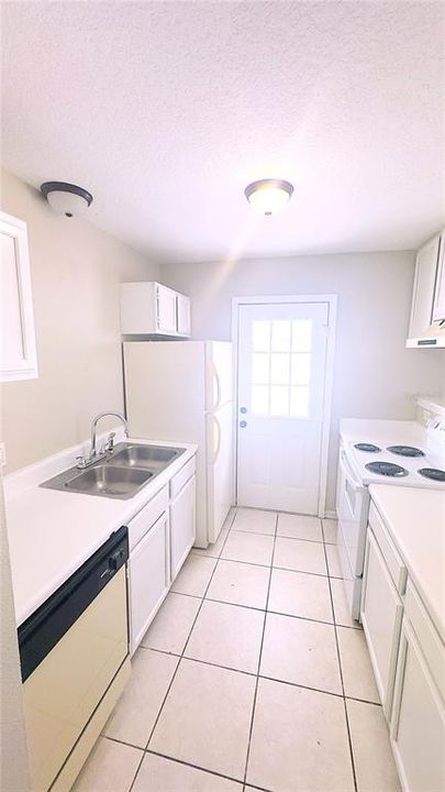 待售: $159,900 (2 贝兹, 1 浴室, 896 平方英尺)