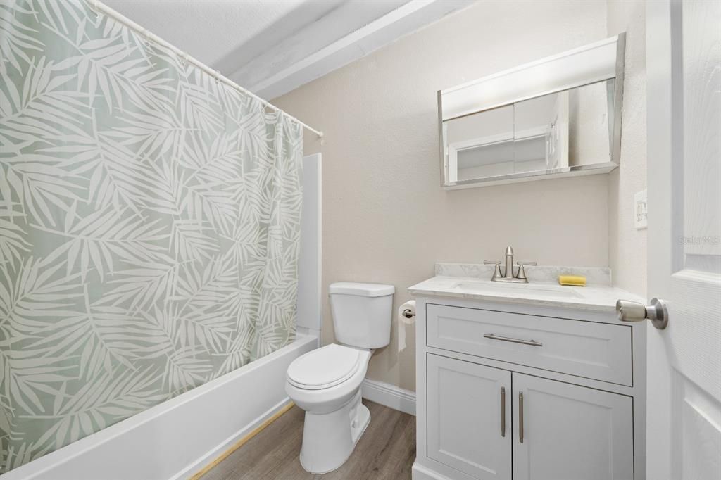 待售: $120,999 (2 贝兹, 1 浴室, 888 平方英尺)