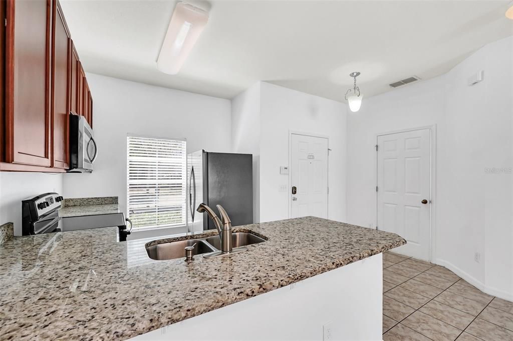 合同活跃: $2,200 (3 贝兹, 2 浴室, 1295 平方英尺)