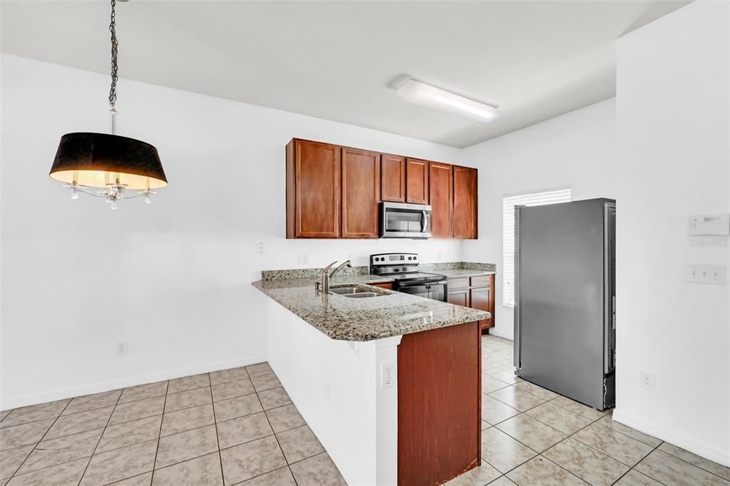 合同活跃: $2,200 (3 贝兹, 2 浴室, 1295 平方英尺)