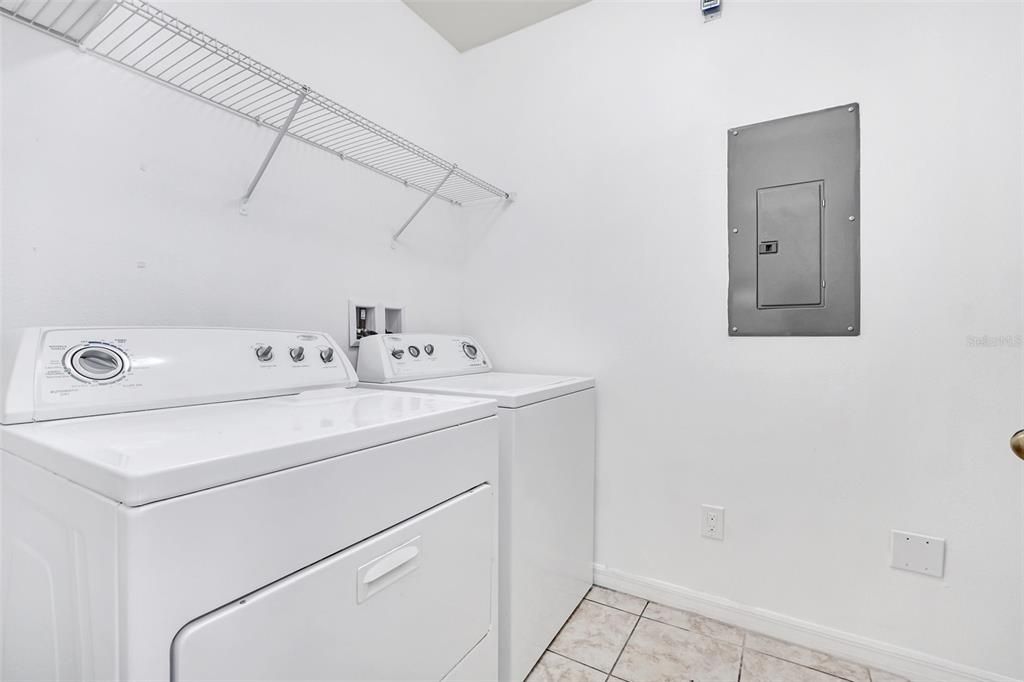 合同活跃: $2,200 (3 贝兹, 2 浴室, 1295 平方英尺)